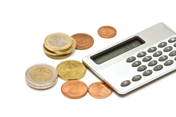 Diverse monete in euro e calcolatrice su sfondo bianco — Foto Stock