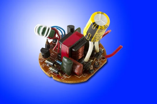 Diferentes elementos eletrônicos na placa de circuito — Fotografia de Stock