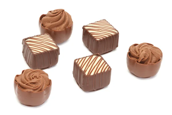 Pralinas de chocolate no fundo branco — Fotografia de Stock