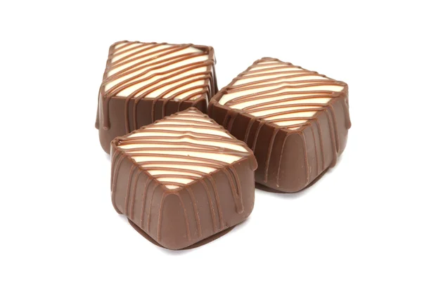 Pralinas de chocolate no fundo branco — Fotografia de Stock