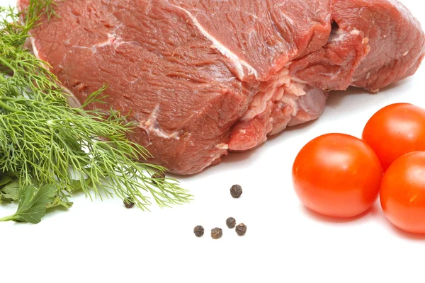 Pedaço de carne bovina e legumes em branco Fotos De Bancos De Imagens Sem Royalties