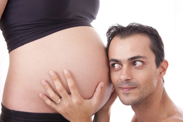 Ehemann hört auf den Herzschlag des Babys — Stockfoto