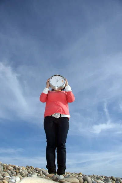 Příležitostné žena s hodinami — Stock fotografie