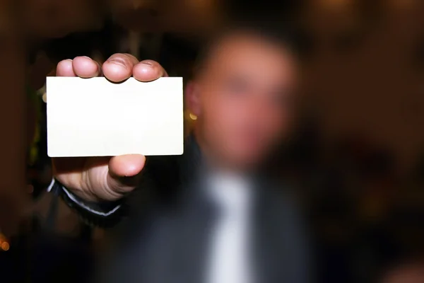 Hombre con tarjeta blanca vacía — Foto de Stock