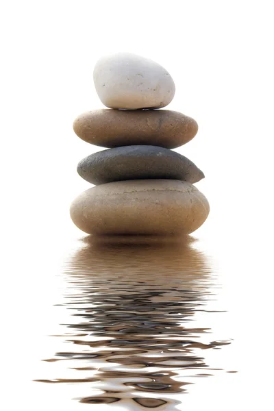 Stapel evenwichtige zand stenen geïsoleerd — Stockfoto
