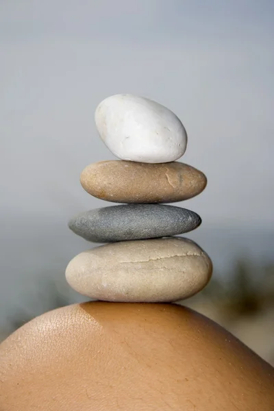 Stapel evenwichtige zand stenen geïsoleerd — Stockfoto