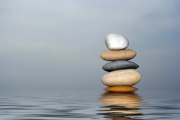 Haufen ausgeglichener Sandsteine isoliert — Stockfoto