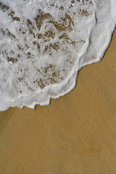 Onda branca na areia na praia — Fotografia de Stock