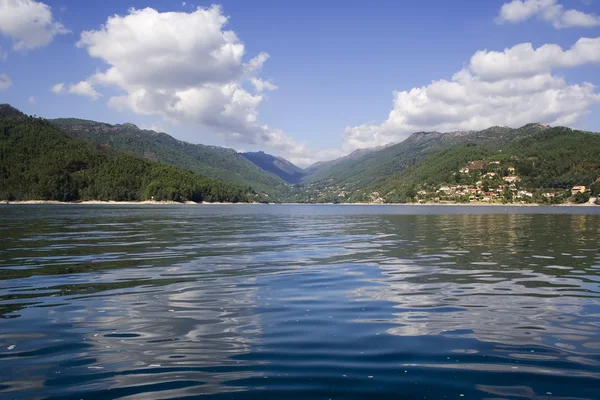 Озеро в горах Гереса — стоковое фото