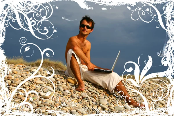 Surfeur travaillant sur son ordinateur portable — Photo