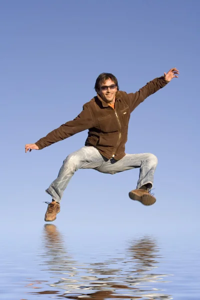 Mann springt an den Strand — Stockfoto