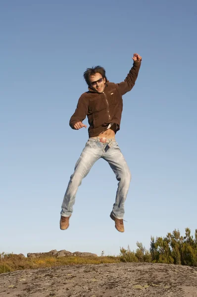 Человек прыгает на скалах — стоковое фото
