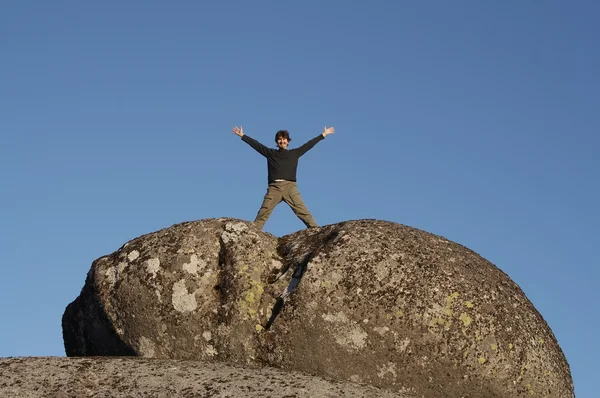 岩の上の男 — ストック写真