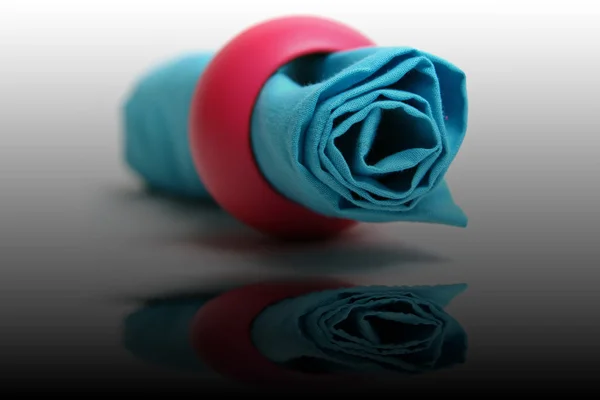Blaue Serviette mit rosa Ring auf weißem Hintergrund — Stockfoto