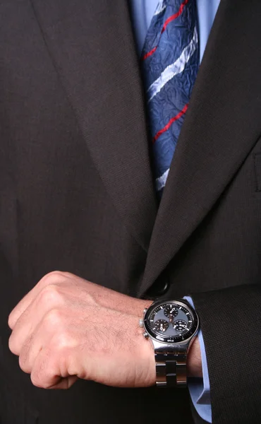 Homme d'affaires regardant sa montre — Photo