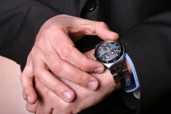 Uomo d'affari guardando il suo orologio — Foto Stock