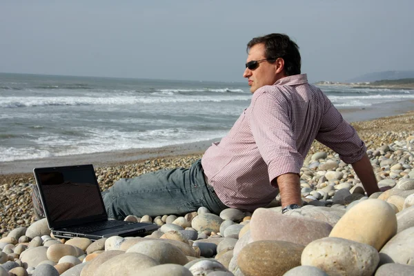 Άνθρωπος με laptop στην παραλία — Φωτογραφία Αρχείου