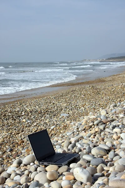 Φορητός υπολογιστής στην παραλία — Φωτογραφία Αρχείου