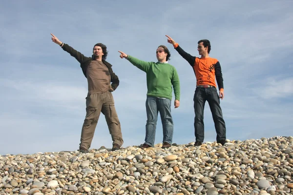 Des hommes pointant le ciel — Photo