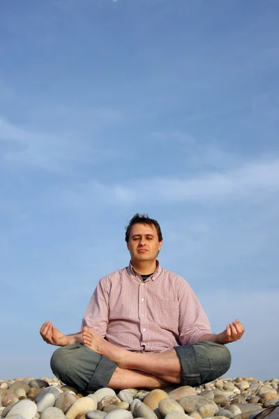 Медитация на пляже Лицензионные Стоковые Фото