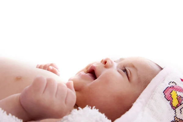 Bebê embrulhado em uma toalha — Fotografia de Stock