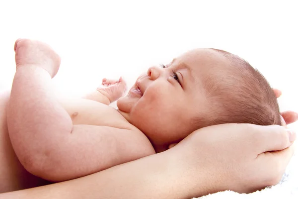 Bebé protegido por las manos de la madre — Foto de Stock