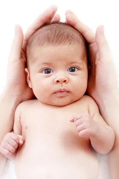 Děťátko chráněno matky ruce — Stock fotografie