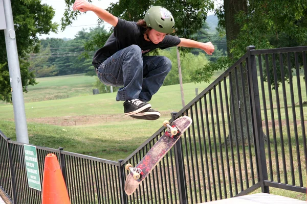 Vliegende skateboarder Stockfoto