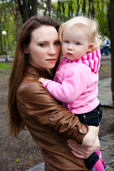 Ung mor med liten datter – stockfoto