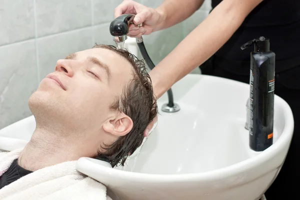 Bionda in un salone di farsi lavare i capelli con sha — Foto Stock