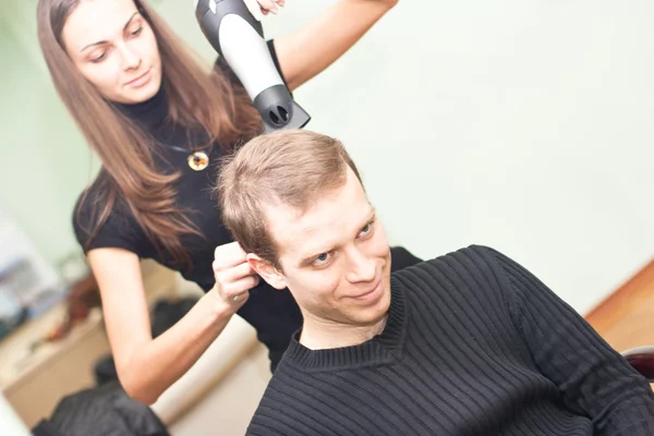 Kadeřník vysušuje vlasy chlap — Stock fotografie