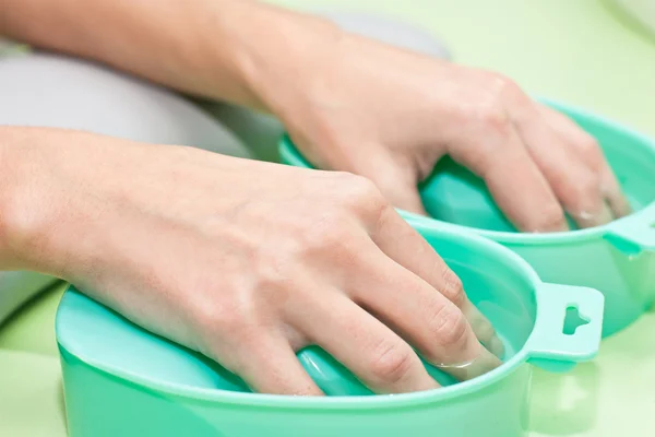Proces parze rąk przed manicure — Zdjęcie stockowe