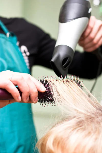 Parrucchiere asciuga i capelli in un salone di bellezza — Foto Stock