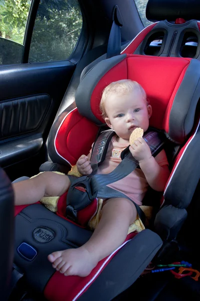 Ένα παιδί στο κάθισμα αυτοκινήτου — Φωτογραφία Αρχείου
