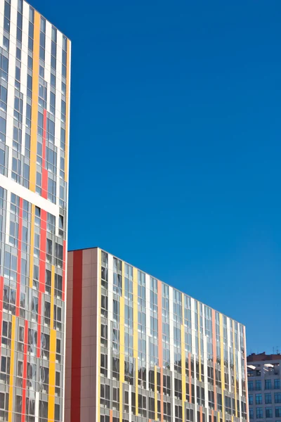 Wielopiętrowym budynku, elewacje wykonane z kolorów — Zdjęcie stockowe