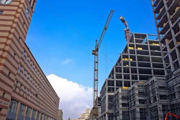 Turmdrehkran auf der Baustelle — Stockfoto