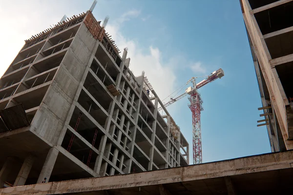 Turmdrehkran auf der Baustelle — Stockfoto