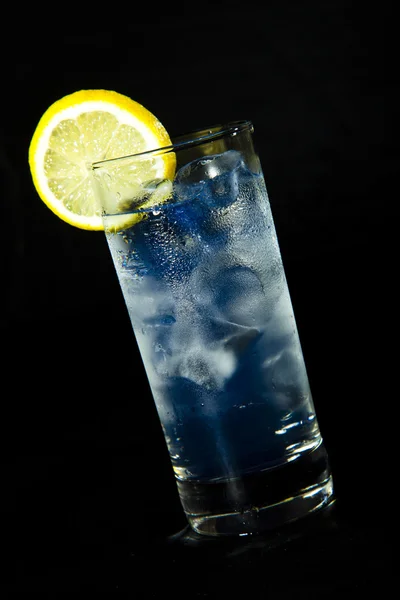 Glas mit Wasser und Eis — Stockfoto