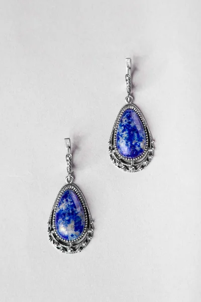Silver Earrings Silver earrings geïsoleerd — Stockfoto