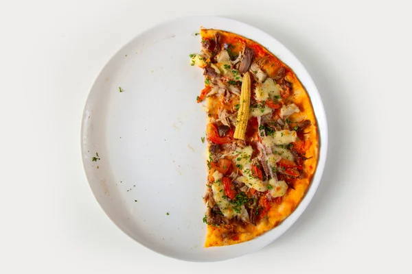 A metade da pizza no prato branco Fotografia De Stock