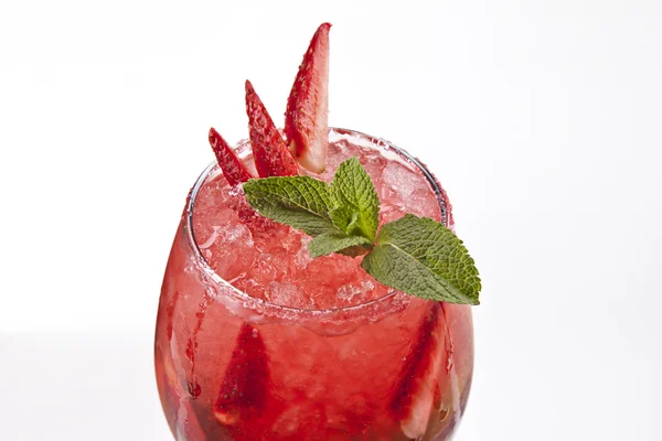 Cocktail avec glace et fraise — Photo