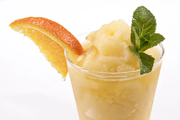 Cocktail con arancia isolata — Foto Stock