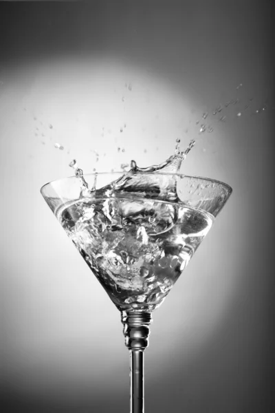 Склянка води з бризкою — стокове фото