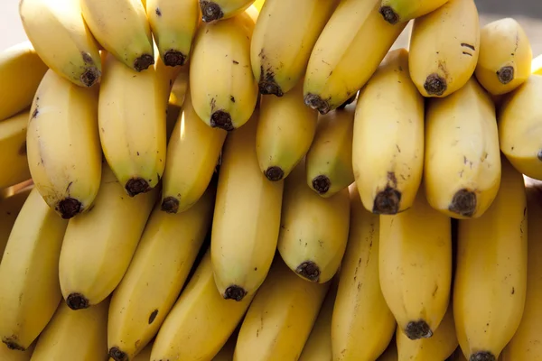 Bündel reifer Bananen auf einem Straßenmarkt Stockbild