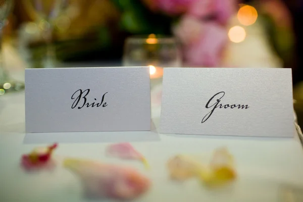 Cartão de lugar de casamento com noiva e noivo — Fotografia de Stock