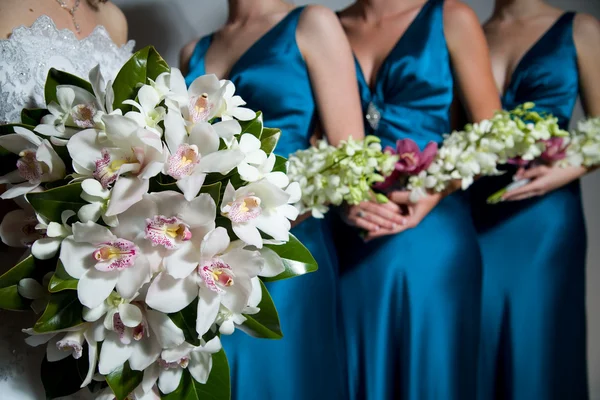 Close up of Bride's bouquet, bridesmaids behind — Stock Photo, Image