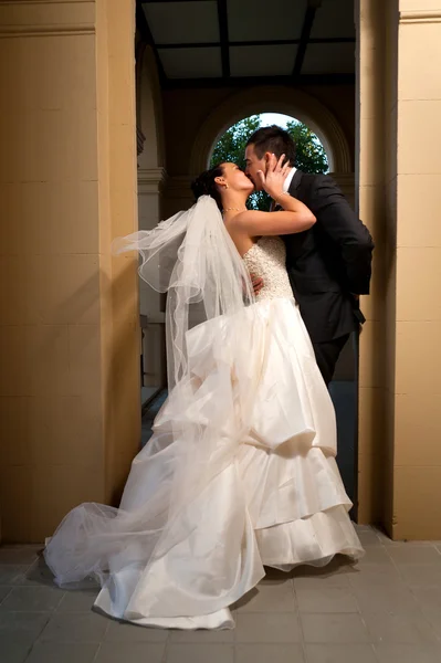 Noiva e noivo beijando apaixonadamente — Fotografia de Stock