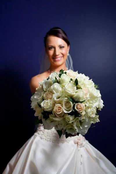 그녀의 앞에 그녀의 꽃다발을 들고 신부 — 스톡 사진