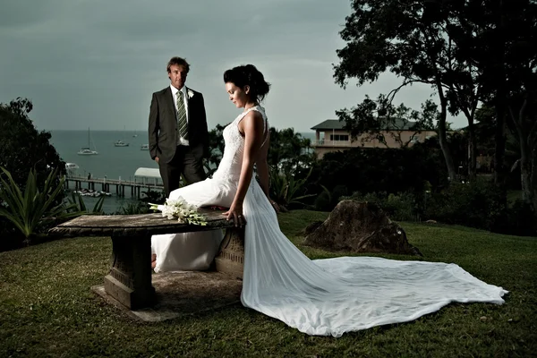 坐在一起的新娘礼服伸出背后 — 图库照片