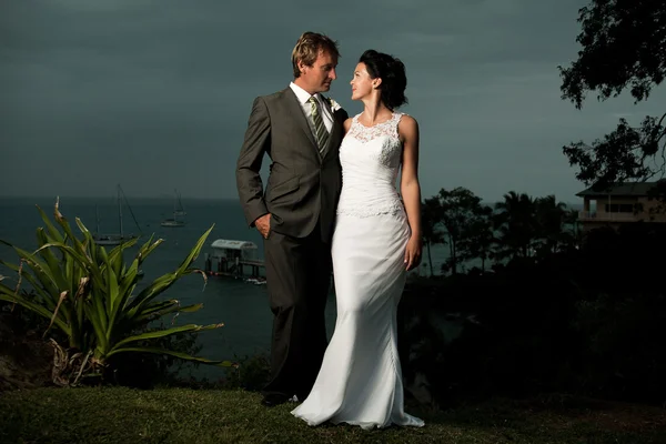 Noiva e noivo olhando um para o outro — Fotografia de Stock